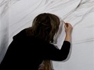 Filomena Borecká kreslí dílo na stnu Galerie Intuiti, rok 2010.