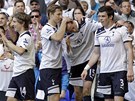 GRATULACE. Hrái Tottenhamu gratulují Peteru Crouchovi (druhý zprava) ke gólu v zápase proti Stoke.