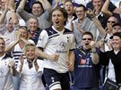 SPOLEN RADOST. Luka Modri z Tottenhamu se ped zraky fanouk raduje z glu do st Stoke.