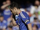 CO JSEM TO UDLAL. Frank Lampard z Chelsea zpytuje svdomí po zahozené anci v zápase s Wiganem.
