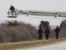 Policisté prohledávají oblast u Oak Beach v USA,  kde u nali osm tl (4. dubna 2011)