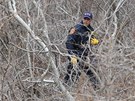 Policisté prohledávají oblast u Oak Beach v USA,  kde u nali osm tl (4. dubna 2011)