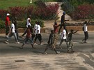 lenové nebezpené mládenické milice vrné Laurentu Gbagbovi jdou ulicí pedmstím Abidanu (2. dubna 2011)