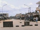 Ulice Abidanu, kterým zmítají boje dvou prezident (1. dubna 2011)