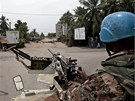 Písluník sil OSN hlídá ulice Abidanu, kterým zmítají boje dvou prezident (1. dubna 2011)