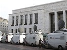 O soud s italským premiérem je mezi novinái obrovský zájem. Na snímku dodávky telvizních spoleností ped soudem v Milán (5. dubna 2011)