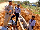 Libyjtí skauti kopou hroby. Státní sluby v Benghází zkolabovaly a nahrazují je skauti (23. bezna 2011)
