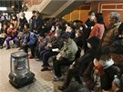 Japonci z msta Sendaj evakuovaní po tsunami z 11. bezna poslouchají rádio se zprávami o dalím zemtesení (8. dubna 2011)