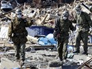 Vojáci pátrají v troskách po obtech tsunami ve mst Otsuchi.