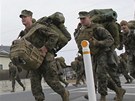 Amerití vojáci picházejí pomáhat pi hledání po obtech tsunami ve mst Kesennuma.