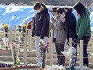 Uctní památky obtí zemtesení a tsunami v Japonsku.