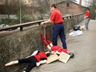 Zamstnanci Sazky odstraují figuríny sportovc visících ze elezniního mostu v praských Vysoanech. (4. dubna 2011)