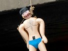 Figuríny sportovc visící ze elezniního mostu v praských Vysoanech. (4. dubna 2011)