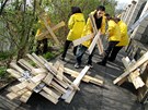 Aktivisté Greenpeace se pipravují na invazi na zahradu Úadu vlády. (6. dubna 2011)