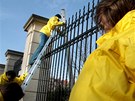 Aktivisté Greenpeace pronikli na zahradu Úadu vlády. (6. dubna 2011)