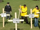 Aktivisté Greenpeace pronikli na zahradu Úadu vlády a postavili hbitov obcí zruených kvli tb uhlí. (6. dubna 2011)