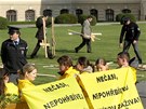 Policisté bourají kíe, které na zahrad Úadu vlády postavili aktivisté Greenpeace. (6. dubna 2011)