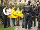 Zadrení aktivisté Greenpeace na zahrad Úadu vlády. (6. dubna 2011)