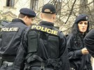 Policisté pi zásahu proti aktivistm Greenpeace, kteí pronikli na zahradu Úadu vlády. (6. dubna 2011)