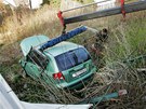 Po nehod v karlovarské tvrti Na Vyhlídce skonila idika i s vozem ve stráni.