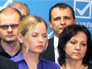 Vít Bárta schovaný za poslanci strany Vci veejné na tiskové konferenci v sídle strany. (7. dubna 2011)