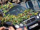 Kvtinami pokrytý vz s rakví první dámy Polska Marií Kaczynskou smuje do prezidentského paláce. 