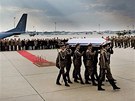 Pílet letadla s ostatky polského prezidenta Lecha Kaczynského do Varavy.