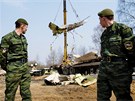 Odklízení trosek polského letadla v ruském Smolensku. (14. dubna 2010)