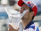 TRADINÍ POLIBEK. Letos u potvrté se tenista Novak Djokovi stal majitelem turnajové trofeje. Tentokrát v Miami po finálové výha nad Rafaelem Nadalem.