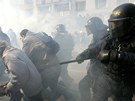 Policie rozhání blokádu pochodu dlnické strany v Krupce (9. dubna 2011)