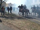 Policisté na koních rozhánjí extremisty v Krupce