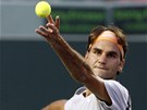 PODÁNÍ. Roger Federer se soustedí na svj servis.