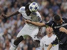 SMRTÍCÍ HLAVIKA. Emmanuel Adebayor z Realu Madrid stílí gól u ve tvrté minut prvního tvrtfinálového zápasu Ligy mistr.. 