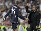 DÍKY, KAMARÁDE. José Mourinho, trenér Realu Madrid (vpravo), si plácá s vyloueným Peterem Crouchem z Tottenhamu.