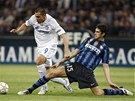 NEPEJDE! Andrea Ranocchia z Interu Milán (vpravo) kiuje brazilského útoníka Edua z Schalke.