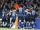 ITALSKÁ RADOST. Hrái Interu Milán se radují ze vsteleného gólu.