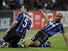 POJ SEM, TY KLUKU. Maicon z Interu Milán (vpravo) pospíchá za svým spoluhráem Dejanem Stankoviem, který zrovna vstelil gól.