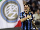 INTER MÁ V SRDCI. Dejan Stankovi z Interu Milán po vsteleném gólu poklepává na klubový znak.