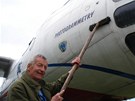 Karel Tarantík istí trup snímkovacího letounu Antonov 30.