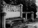 Pvodní vzhled jesenické památkov chránné kamenné lavice na historické fotografii.