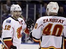 Jarome Iginla (vlevo) a Alex Tanguay z Calgary slaví gól.