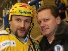 Primtor Miroslav Admek s Martinem Hamrlkem pi hokejovm utkn proti Pardubicm.