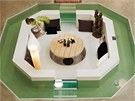 Japonskem inspirované posezení s relaxaním jezírkem dopluje borovovicový stolek a soky z Mali.