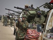 Libyjt rebelov zamuj Kaddfho pozice u msta Briga (4. dubna 2011)