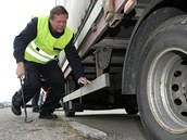 Policejní kontrola kamionů na dálnici D1 na Vysočině.