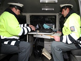 Policejn kontrola kamion na dlnici D1 na Vysoin.