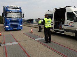 Policejní kontrola kamionů na dálnici D1 na Vysočině.