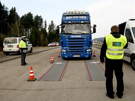 Policejn kontrola kamion na dlnici D1 na Vysoin.