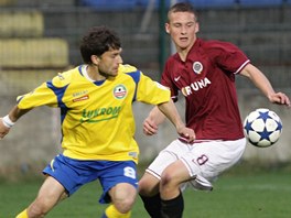 START. Zlínský Roman Dobe (vlevo) upaluje za míem ped sparanem Pavlem...