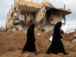 Palestinky prochzej kolem domu znienho bhem ofenzivy v psmu Gaza (17. ledna 2009)